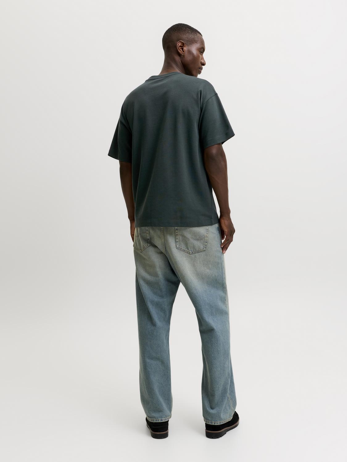 model_shot-back